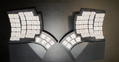 Complete Unboxing Review of the MoErgo Glove80 – Enthusiast Edition (English Translation)