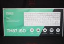 EPOMAKER TH87 ISO-DE im Test: Viel Tastatur, wenig Drama und ein Akku mit Größenwahn